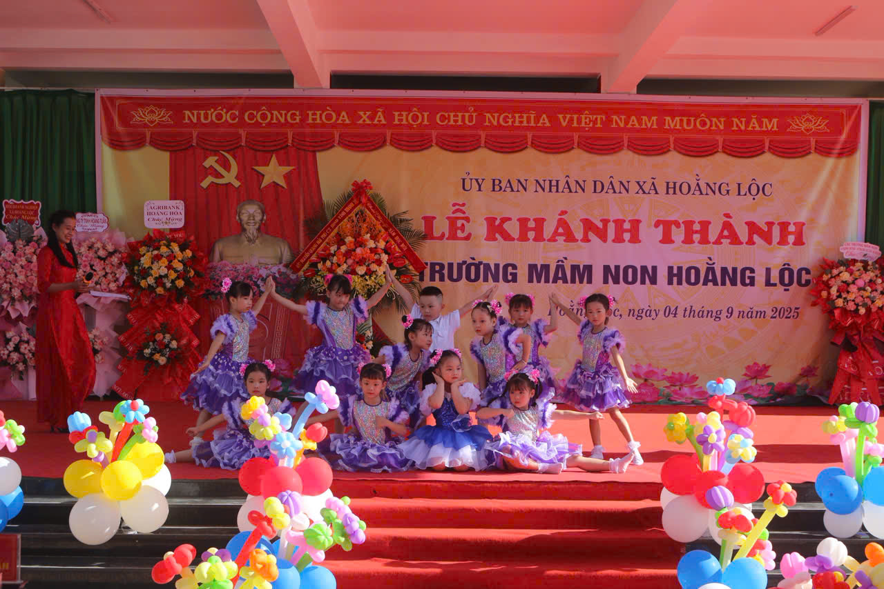 Chương trình văn nghệ của các em học sinh biểu diễn