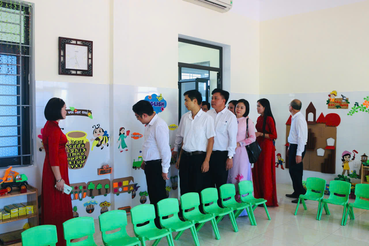 Các đại biểu tham quan các phòng học