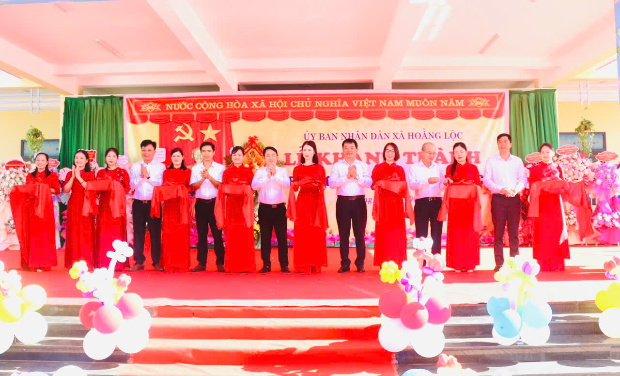 Các đại biểu thực hiện nghi lễ cắt băng khánh thành