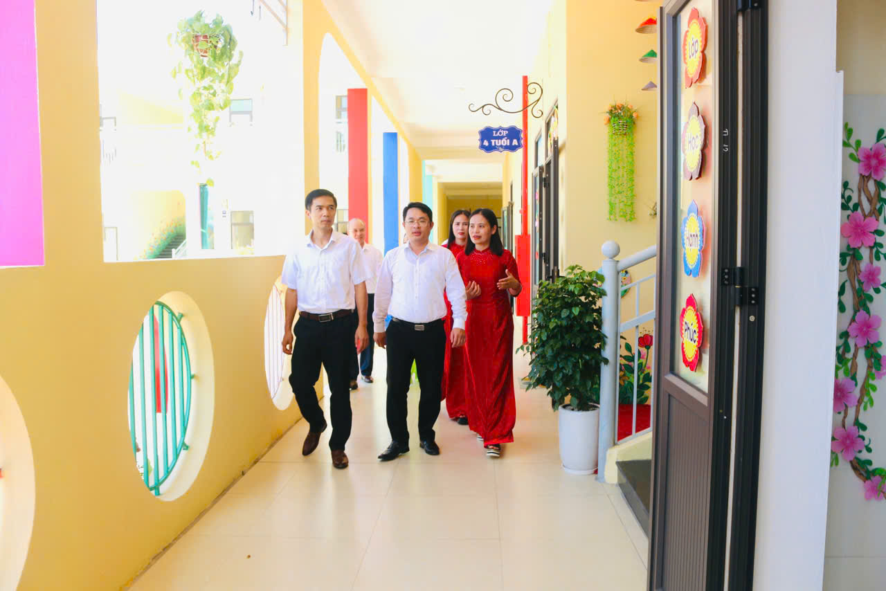 Các đại biểu tham quan khuôn viên trường học