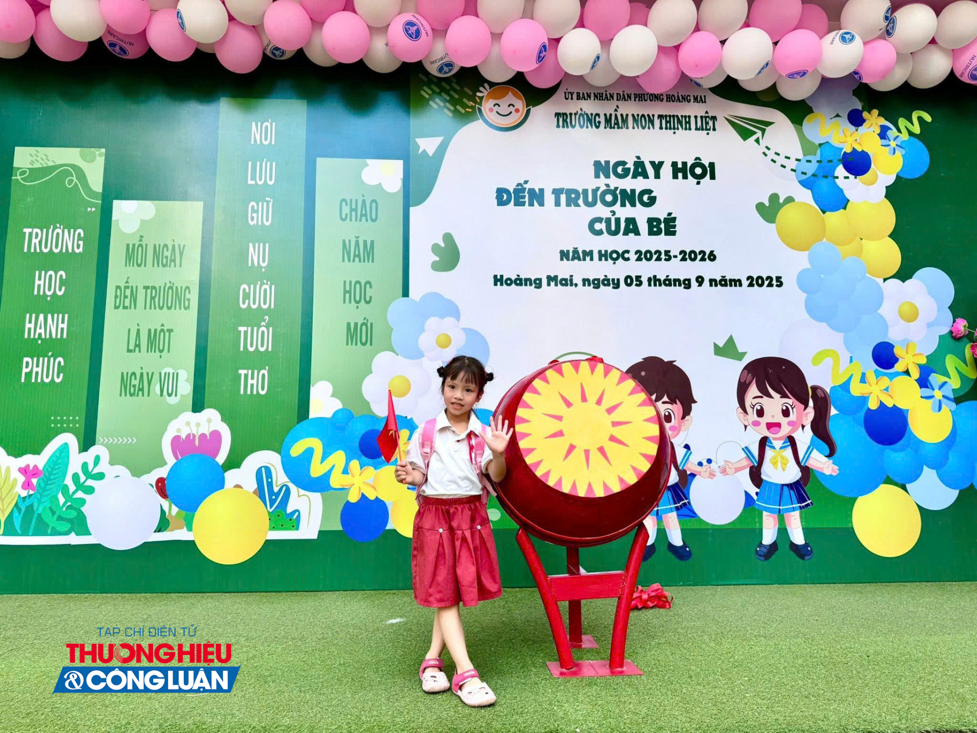 Học sinh mầm non háo hức với cờ đỏ trong ngày khai giảng đầu tiên tại trường Mần non Thịnh Liệt, Hoàng Mai.(Ảnh: Giang Nguyễn)