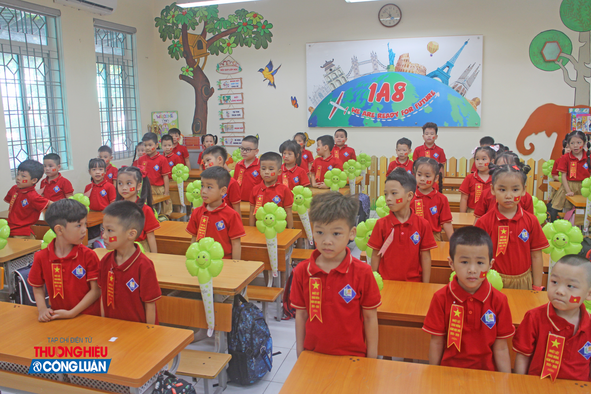 Học sinh lớp 1A8 được thầy cô, phụ huynh đón vào lớp, chụp ảnh kỷ niệm và khai giảng trong lớp học.