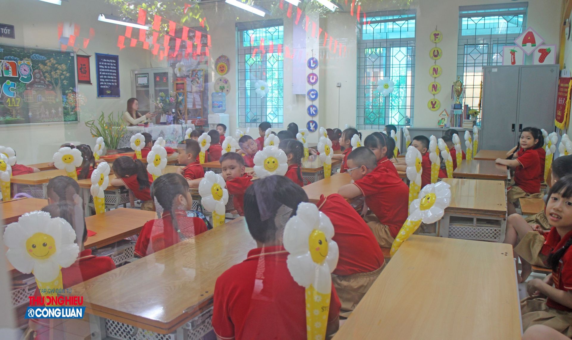 Tại trường Tiểu học Phan Đình Giót, các em lớp 1 được bố mẹ đưa đi, cùng nhau chụp ảnh kỷ niệm trong ngày khai giảng.