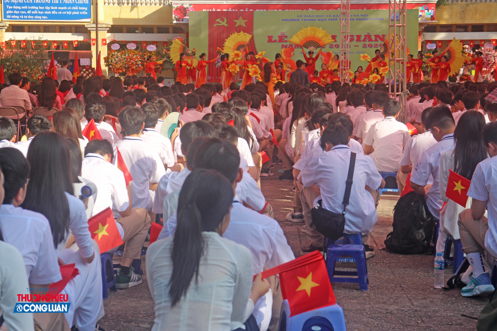 Các tiết mục văn nghệ sôi động mang đến bầu không khí rộn ràng, hứng khởi trong ngày khai giảng.