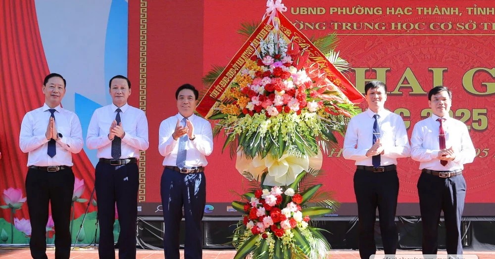 Bí thư Tỉnh ủy Nguyễn Doãn Anh và Chủ tịch UBND tỉnh Đỗ Minh Tuấn tặng lẵng hoa chúc mừng thầy và trò Trường THCS Trần Mai Ninh.