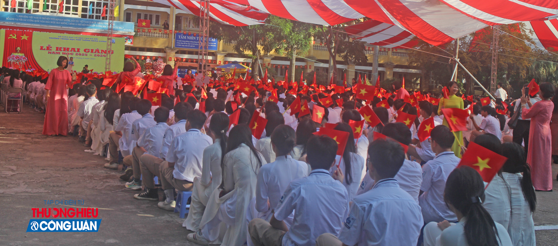 Màn chào đón học sinh lớp 10 tại Trường THPT Nhân Chính tạo không khí ấm áp, giúp các em nhanh chóng hòa nhập trong ngày đầu cấp. Năm học 2025 – 2026, nhà trường đón nhận 591 học sinh lớp 10.