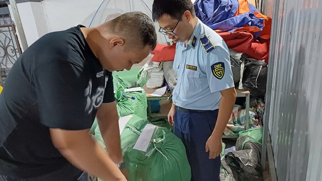 Lực lượng QLTT tỉnh Thái Nguyên kiểm tra cơ sở kinh doanh và niêm phong số hàng hóa vi phạm