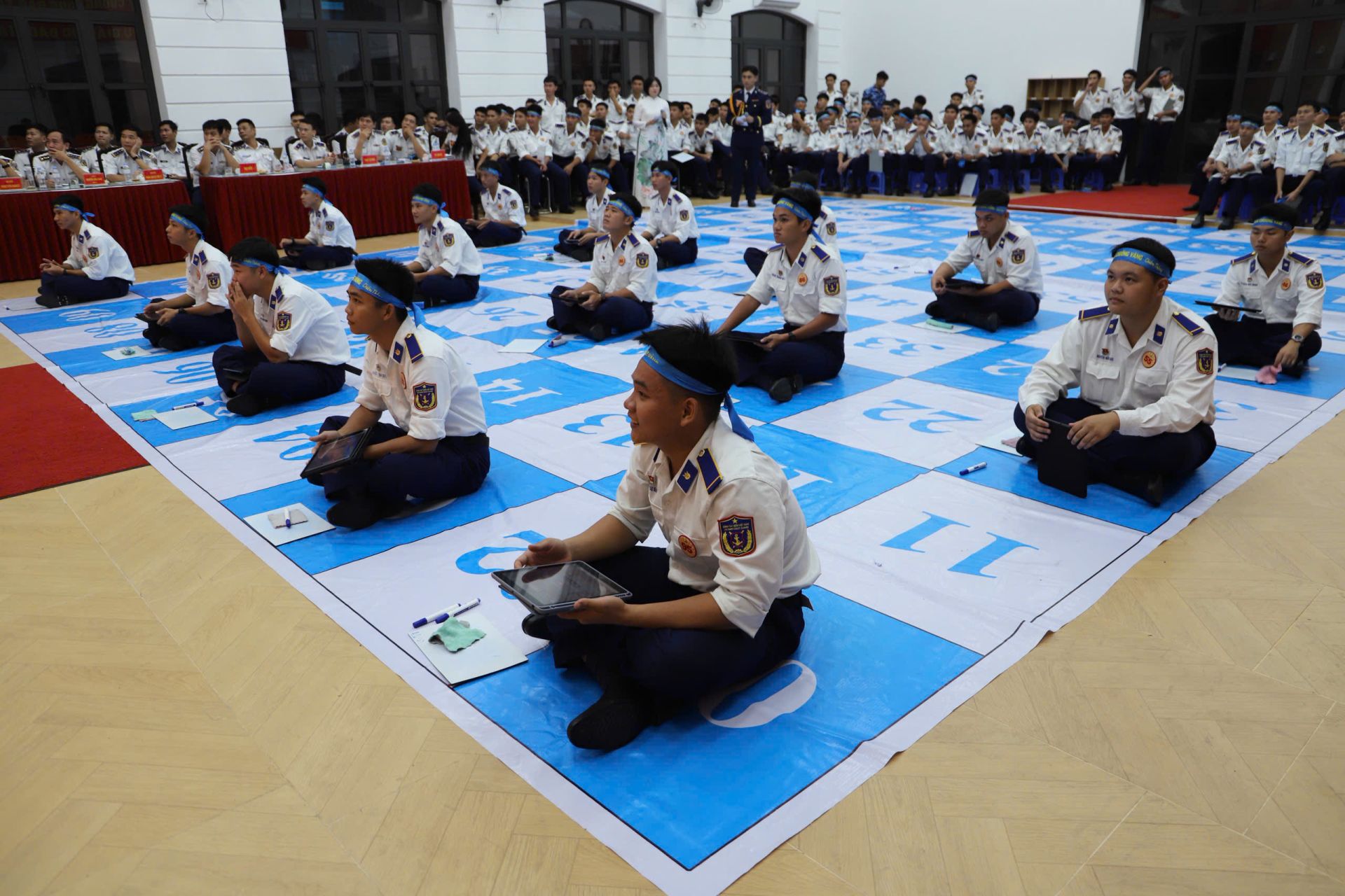 Hình thức thi trên máy tính bảng bằng ứng dụng Kahoot được áp dụng tại phần thi chung cuộc. Hình thức thi trên máy tính bảng bằng ứng dụng Kahoot được áp dụng tại phần thi chung cuộc.