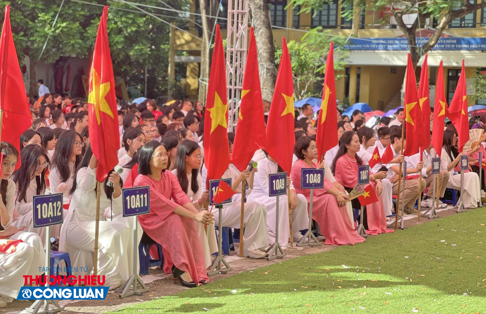Thầy cô và các em học sinh cùng nhau hướng mắt lên màn hình LED để dự lễ khai giảng năm học mới trong không khí trang trọng.