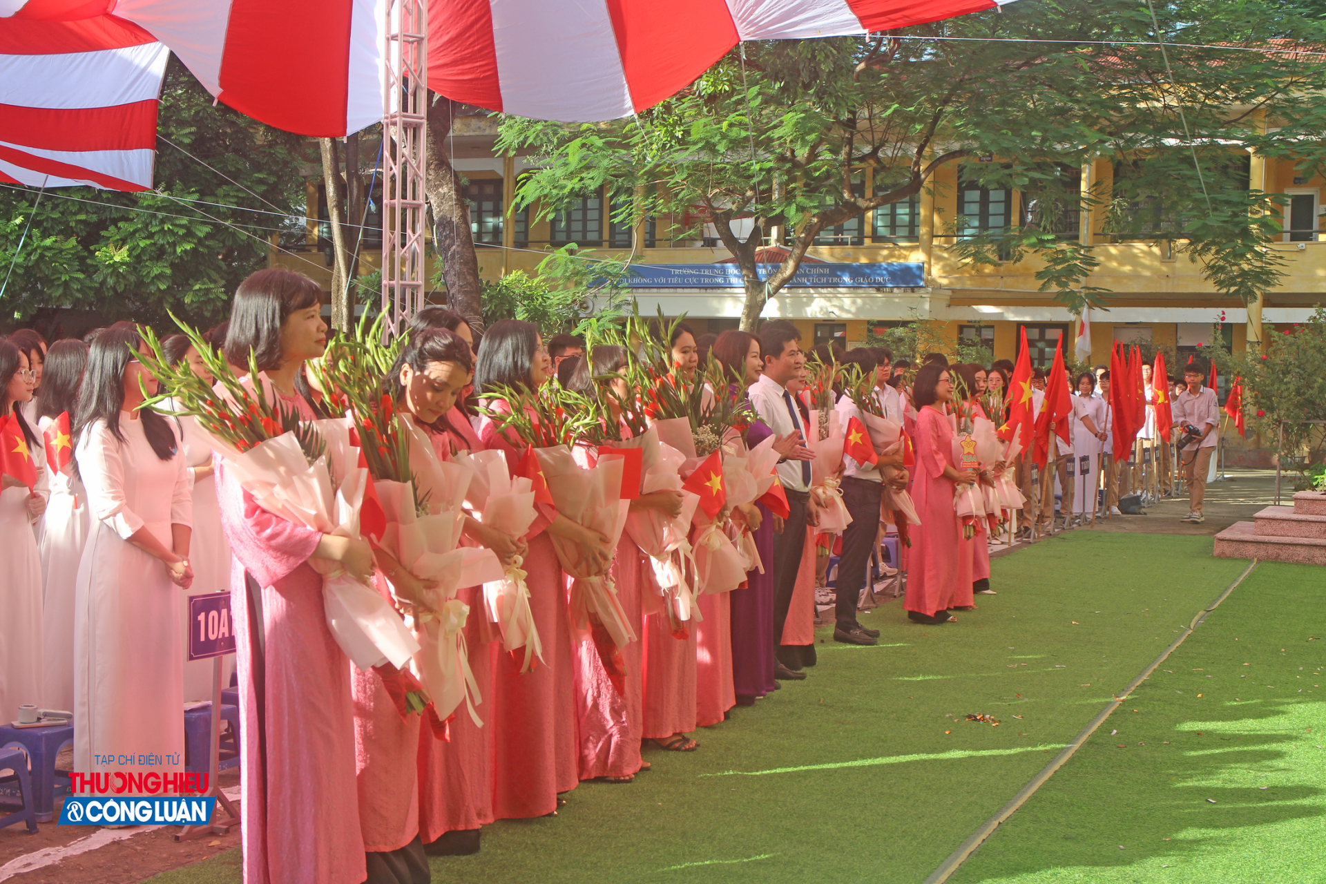 Các thầy cô giáo khối lớp 10 nhận hoa chúc mừng từ đại diện nhà trường trong ngày khai giảng.