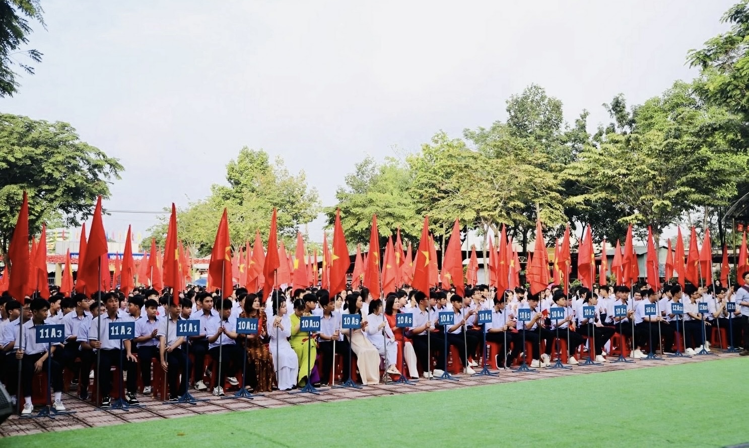Hơn 1.300 học sinh Trường THPT Trị An tham dự lễ khai giảng năm học 2025-2026. Ảnh: B.Nguyên