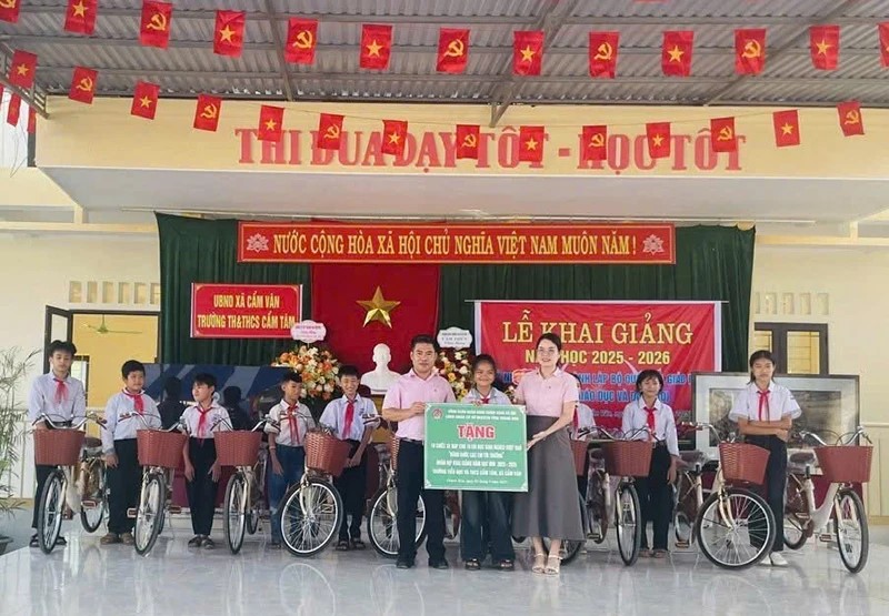 Đại diện lãnh đạo NHCSXH Thanh Hóa tặng xe đạp cho học sinh nghèo vượt khó của Trường TH&THCS Cẩm Tâm, xã Cẩm Vân.