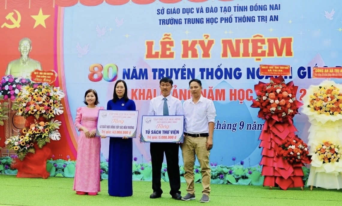 Hội Cựu học sinh Trường THPT Trị An tặng học bổng cho học sinh vượt khó học giỏi của trường trong lễ khai giảng năm học mới 2025-2026. Ảnh: B.Nguyên