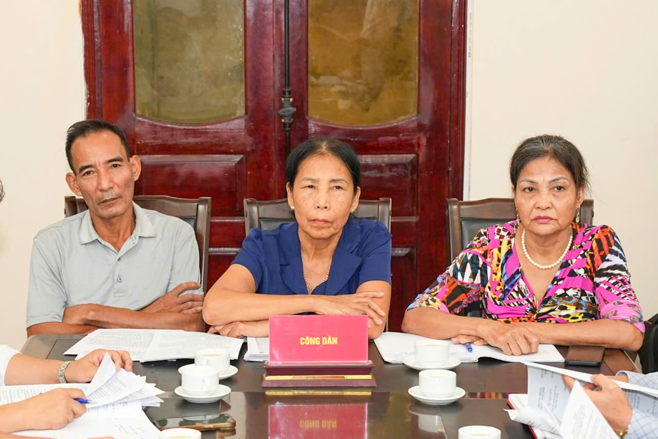 Các công dân kiến nghị tại cuộc làm việc. Các công dân kiến nghị tại cuộc làm việc.