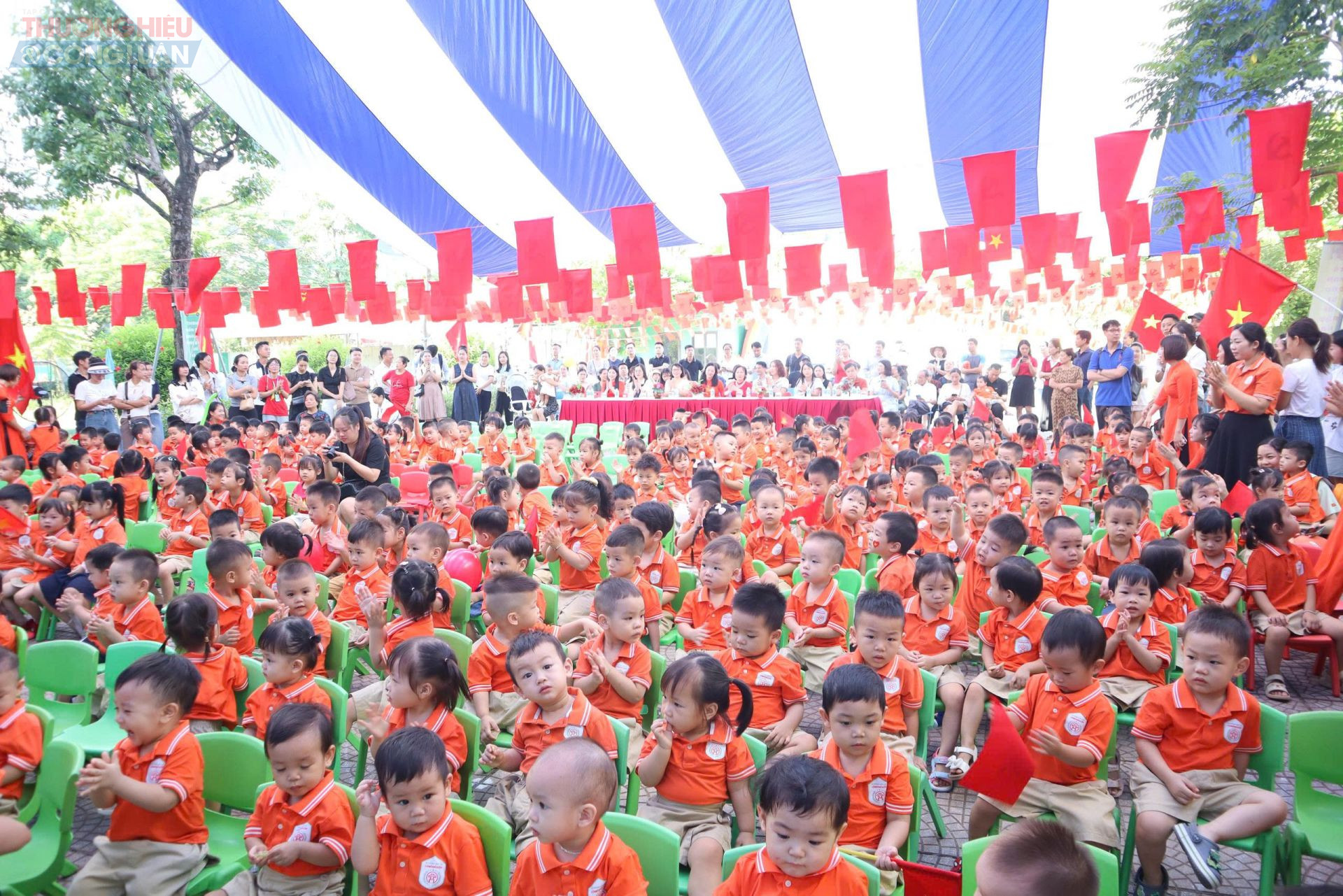 Các con học sinh tham gia buổi lễ khai với gương mặt vui tươi, hạnh phúc