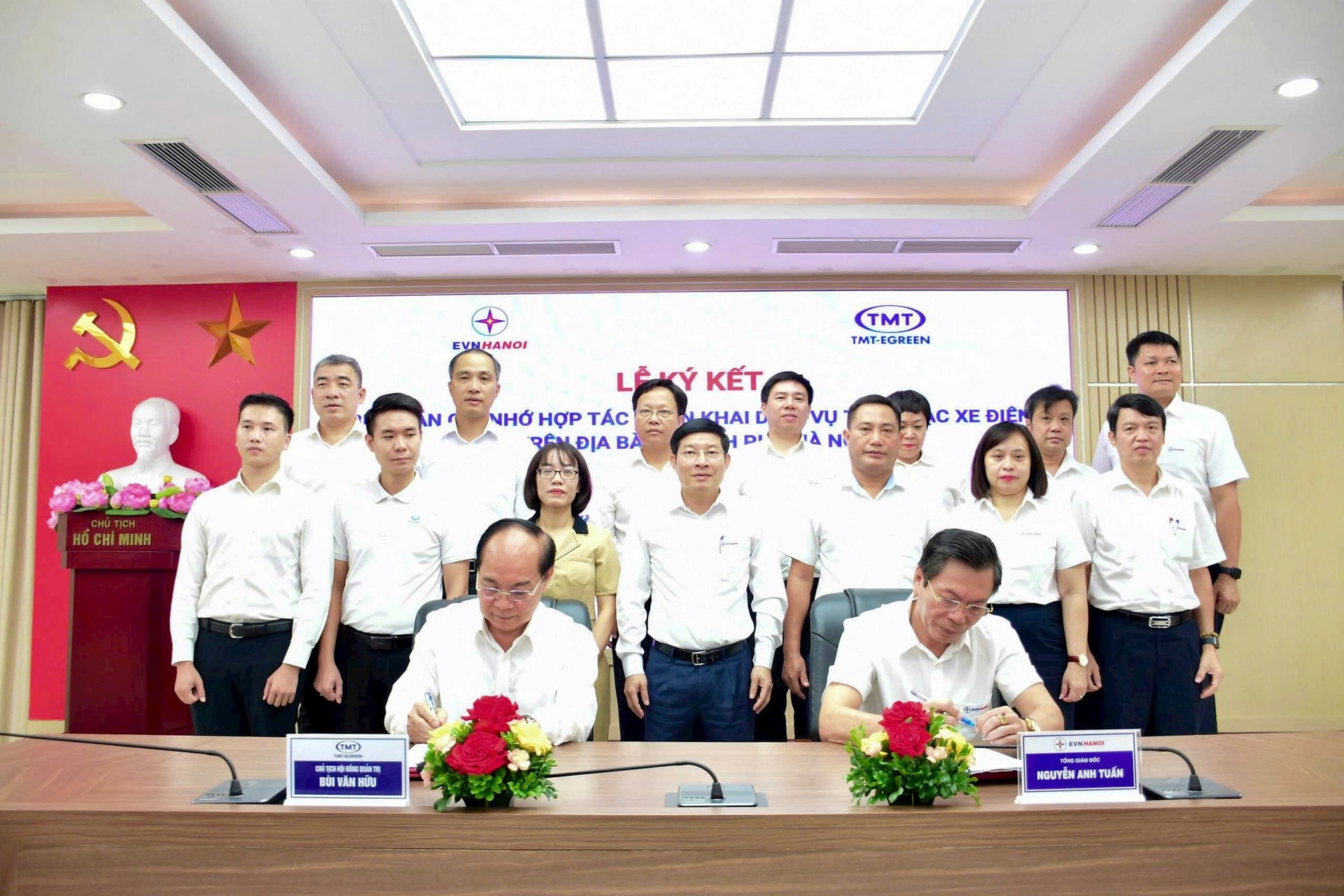 Tổng công ty Điện lực TP. Hà Nội (EVNHANOI) đã ký biên bản ghi nhớ hợp tác (MOU) với Công ty Cổ phần Đầu tư Trạm sạc Việt Nam (TMT E-GREEN)