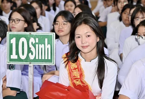 Nữ sinh Trường Chuyên Trần Hưng Đạo, phường Phú Thủy