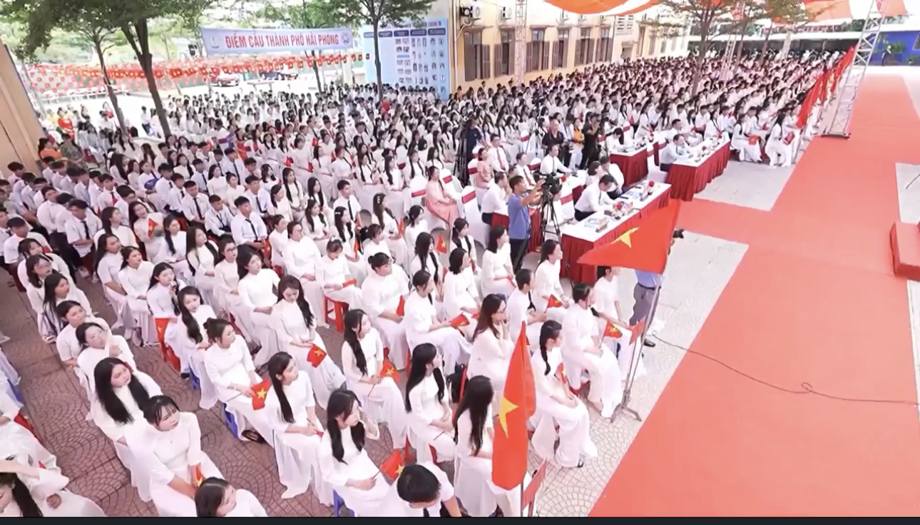 Lễ khai giảng tại Trường THPT Mạc Đĩnh Chi phát biểu.