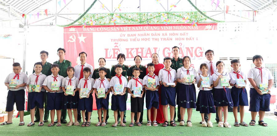 Hàng nghìn quyển vở yêu thương được trao đầu năm học mới