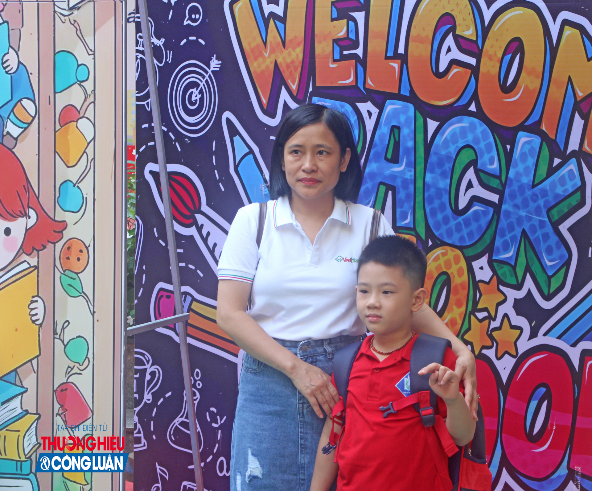 Tại trường Tiểu học Phan Đình Giót, các em lớp 1 được bố mẹ đưa đi, cùng nhau chụp ảnh kỷ niệm trong ngày khai giảng.