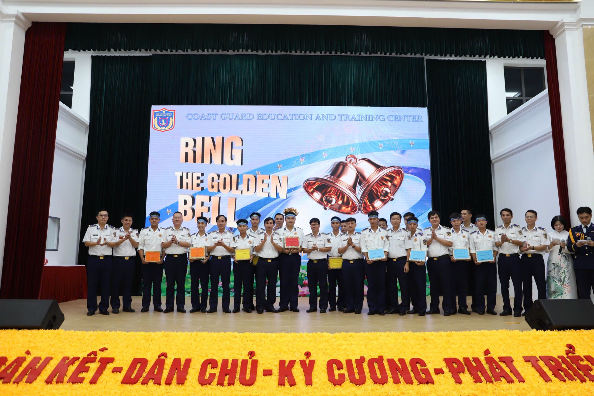 Ban tổ chức chụp ảnh lưu niệm, tặng quà, chúc mừng các thí sinh xuất sắc tại Cuộc thi Ban tổ chức chụp ảnh lưu niệm, tặng quà, chúc mừng các thí sinh xuất sắc tại Cuộc thi