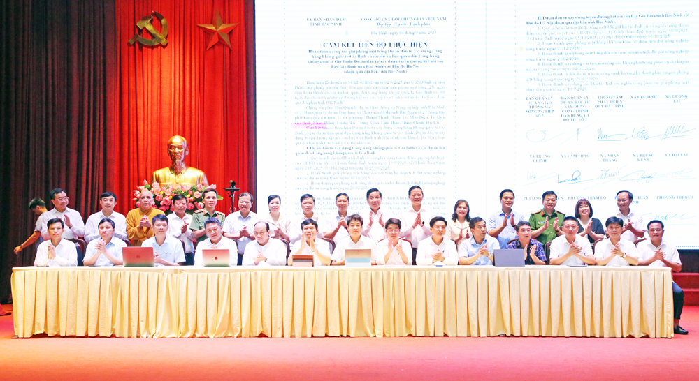 Các đồng chí lãnh đạo tỉnh chứng kiến các sở, ngành, địa phương ký cam kết.