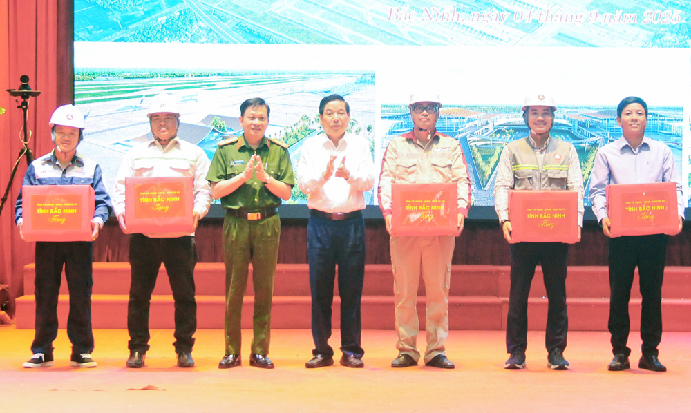 Các đồng chí: Nguyễn Văn Gấu, Trần Đình Đức tặng quà cho đơn vị thi công, công nhân, người lao động.