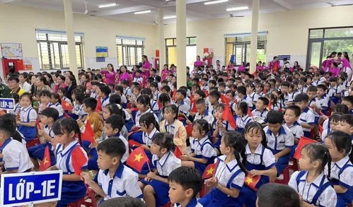 Học sinh Trường Tiểu học Tam Thanh, Đặc khu Phú Quý tham dự Lễ khai giảng