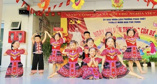 Các con Trường Mầm non Phú Trinh, phường Phan Thiết biểu diễn văn nghệ