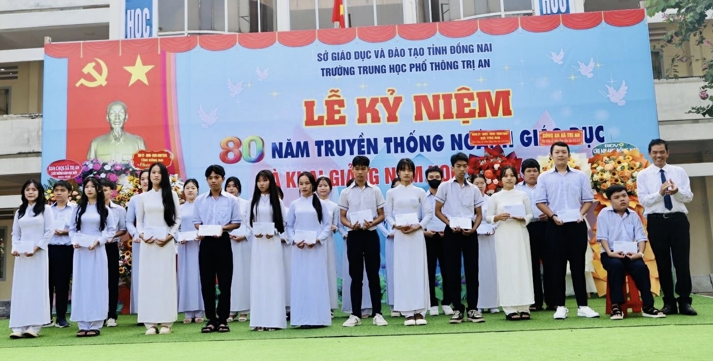 Ông Trần Trung Nhân - Ủy viên Ban Thường vụ Tỉnh ủy, Chủ nhiệm Ủy ban Kiểm tra Tỉnh ủy Đồng Nai trao học bổng cho học sinh vượt khó học giỏi của trường. Ảnh: B.Nguyên