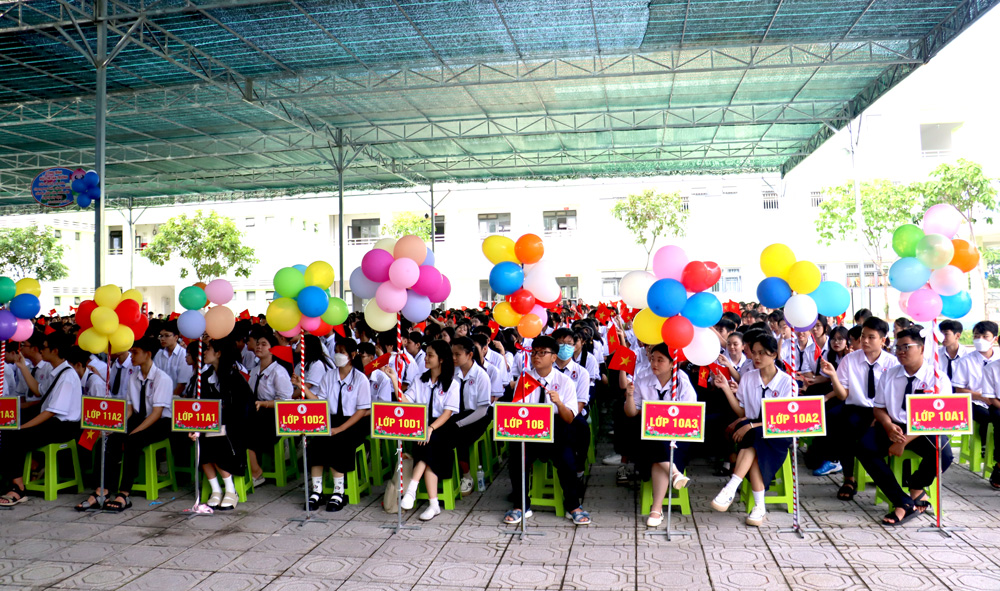 Học sinh phấn khởi trong ngày khai giảng