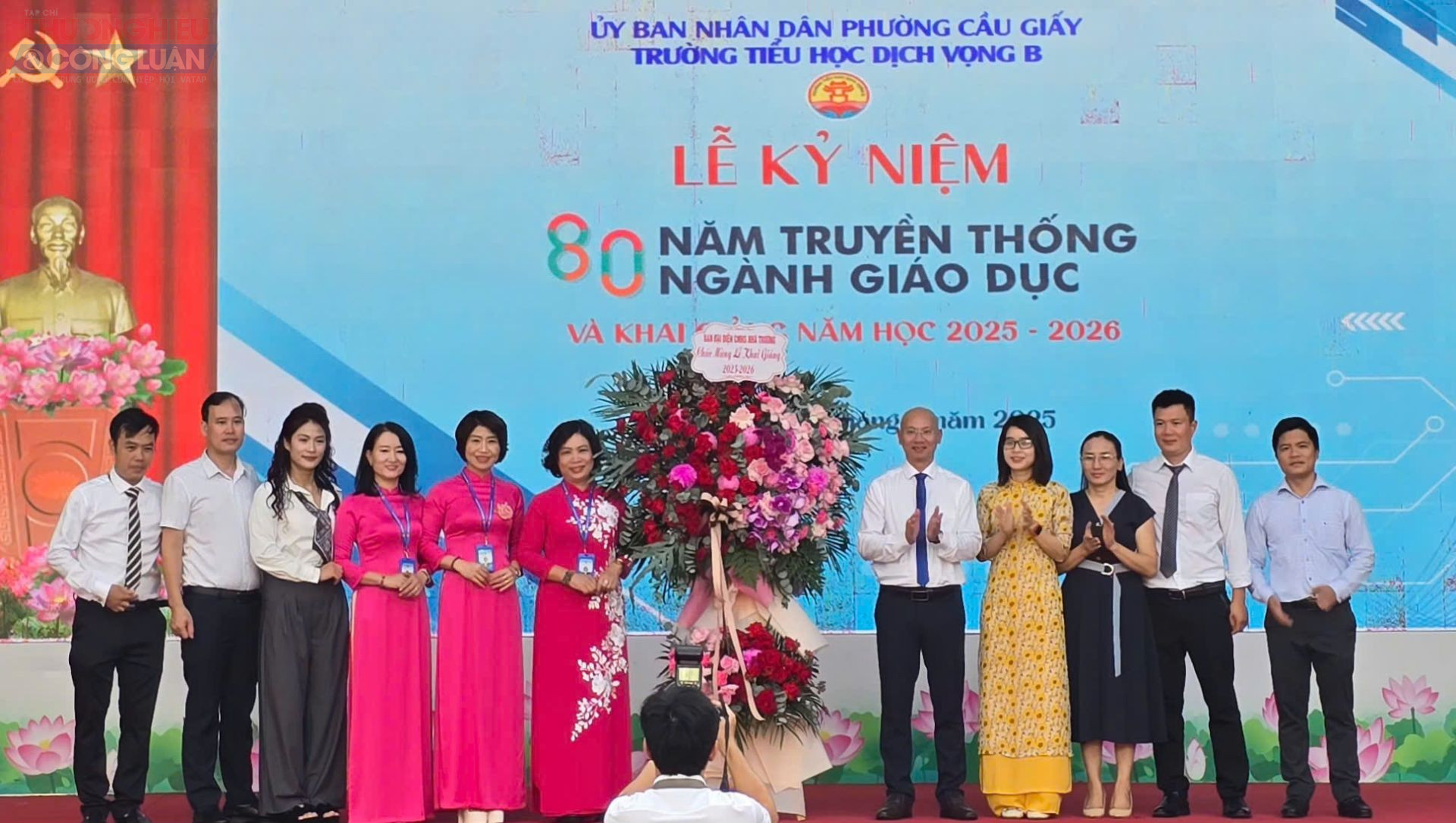 Đại diện chính quyền và Hội cha mẹ học sinh trao tặng những lẵng hoa tươi thắm chúc mừng Nhà trường nhân dịp năm học mới 2025-2026. Đại diện chính quyền và Hội cha mẹ học sinh trao tặng những lẵng hoa tươi thắm chúc mừng Nhà trường nhân dịp năm học mới 2025-2026.