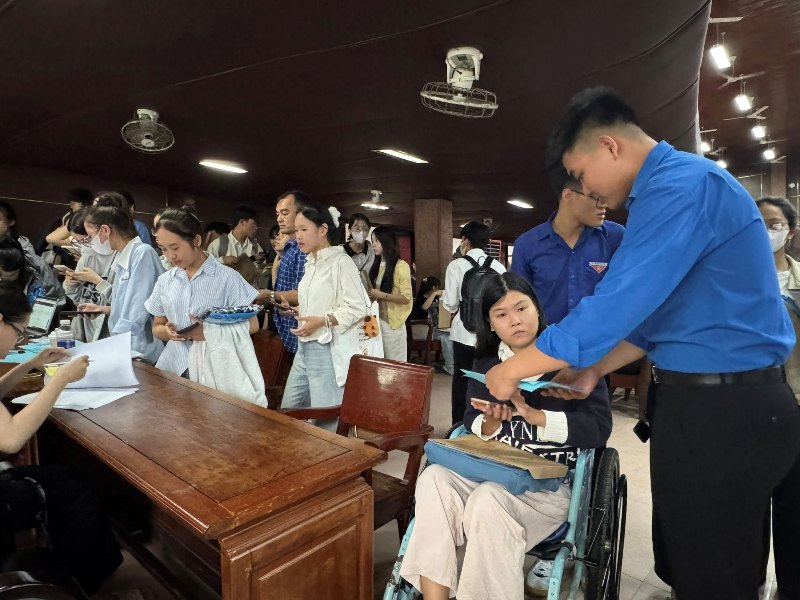 Sinh viên Tôn Nữ Thị Mơ ngày đến Trường làm thủ tục được các bạn sinh viên tình nguyện giúp đỡ Sinh viên Tôn Nữ Thị Mơ ngày đến Trường làm thủ tục được các bạn sinh viên tình nguyện giúp đỡ