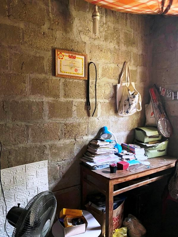 Góc học tập của em T.. trong ngôi nhà thấp trũng Góc học tập của em T.. trong ngôi nhà thấp trũng