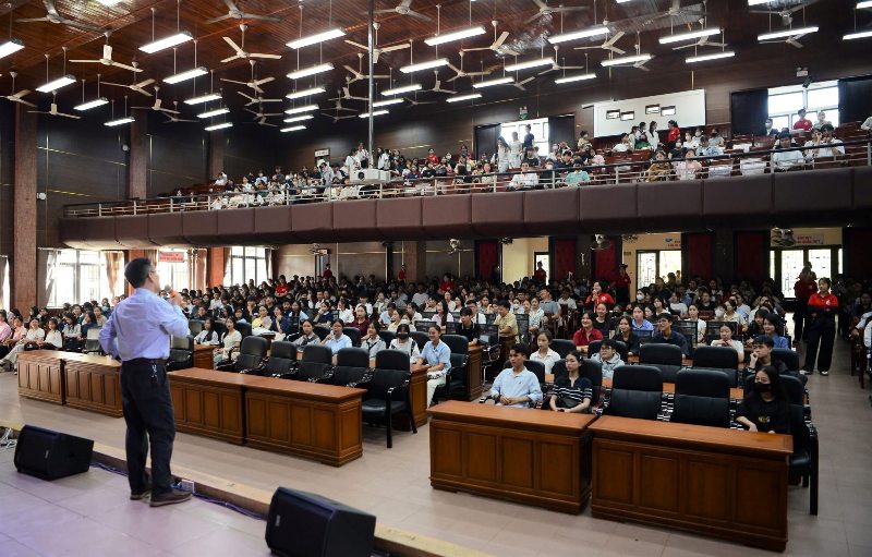 Giảng đường Đại học Sư phạm Huế chào đón các Thầy Cô giáo tương lai Giảng đường Đại học Sư phạm Huế chào đón các Thầy Cô giáo tương lai