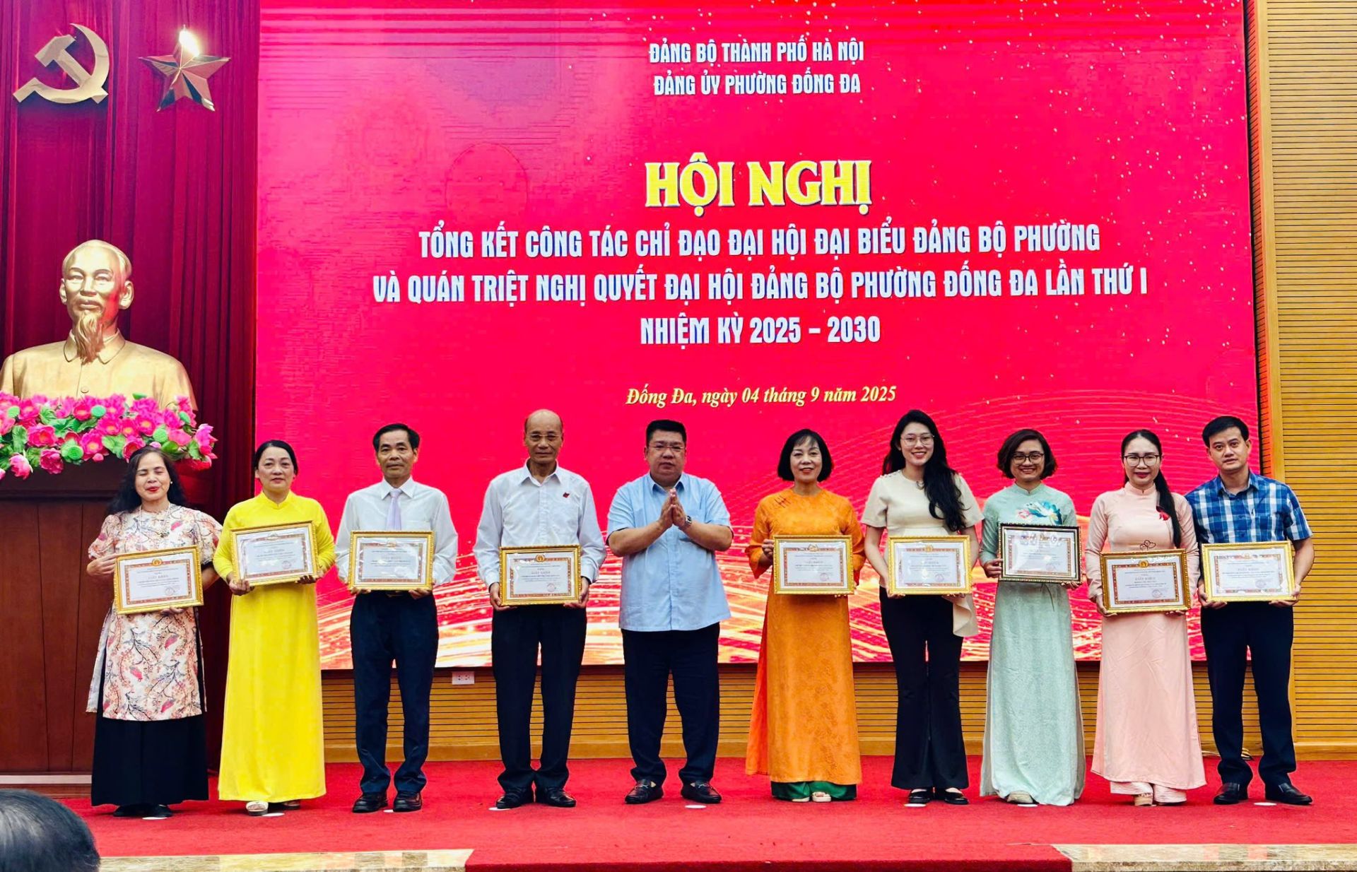 Đảng ủy phường đã khen thưởng cho tập thể, cá nhân có thành tích trong công tác tổ chức Đại hội Đảng bộ phường Đống Đa lần thứ I, nhiệm kỳ 2025 – 2030 Đảng ủy phường đã khen thưởng cho tập thể, cá nhân có thành tích trong công tác tổ chức Đại hội Đảng bộ phường Đống Đa lần thứ I, nhiệm kỳ 2025 – 2030