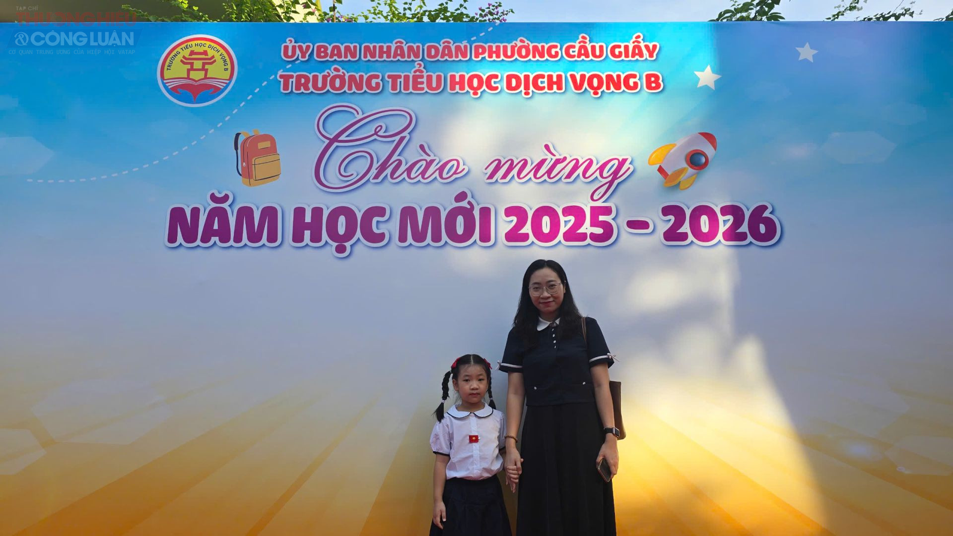 Chị Hà Ngọc Lương (P. Cầu Giấy) chia sẻ, hôm nay gia đình chị rất vui và phấn khởi đưa con gái là bé Đoàn Linh Đan đi dự lễ khai giảng vào lớp 1. Hy vọng trong môi trường giáo dục hiện đại, chính quy và được đầu tư bài bản của nhà trường sẽ giúp các con ngày càng phát triển và thành công. Chị Hà Ngọc Lương (P. Cầu Giấy) chia sẻ, hôm nay gia đình chị rất vui và phấn khởi đưa con gái là bé Đoàn Linh Đan đi dự lễ khai giảng vào lớp 1. Hy vọng trong môi trường giáo dục hiện đại, chính quy và được đầu tư bài bản của nhà trường sẽ giúp các con ngày càng phát triển và thành công.