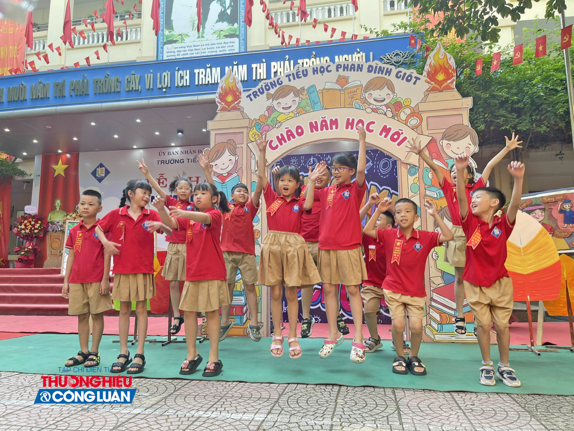 Các em học sinh lớp 3A4 tập trung chụp ảnh lưu niệm, ghi lại khoảnh khắc đầu năm học mới.