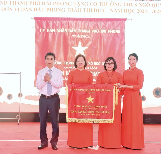Trường THCS Ngô Quyền vinh dự nhận cờ do UBND TP. Hải Phòng tặng.