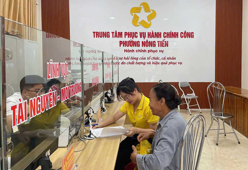 Hỗ trợ người dân làm thủ tục hành chính tại phường Nông Tiến, tỉnh Tuyên Quang.