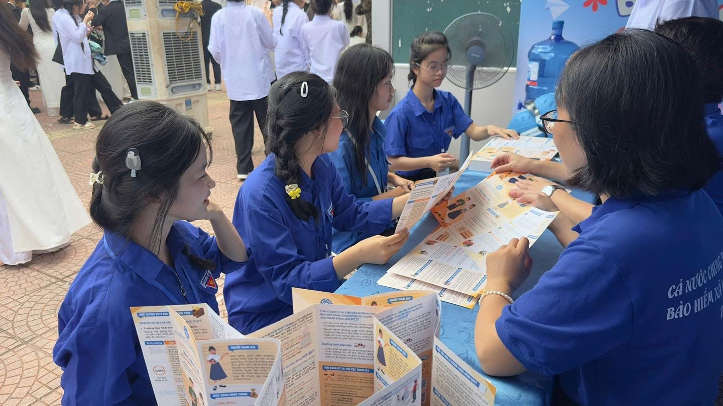 Gian hàng tư vấn của BHXH Tiên Lãng thu hút đông đảo học sinh, phụ huynh và giáo viên