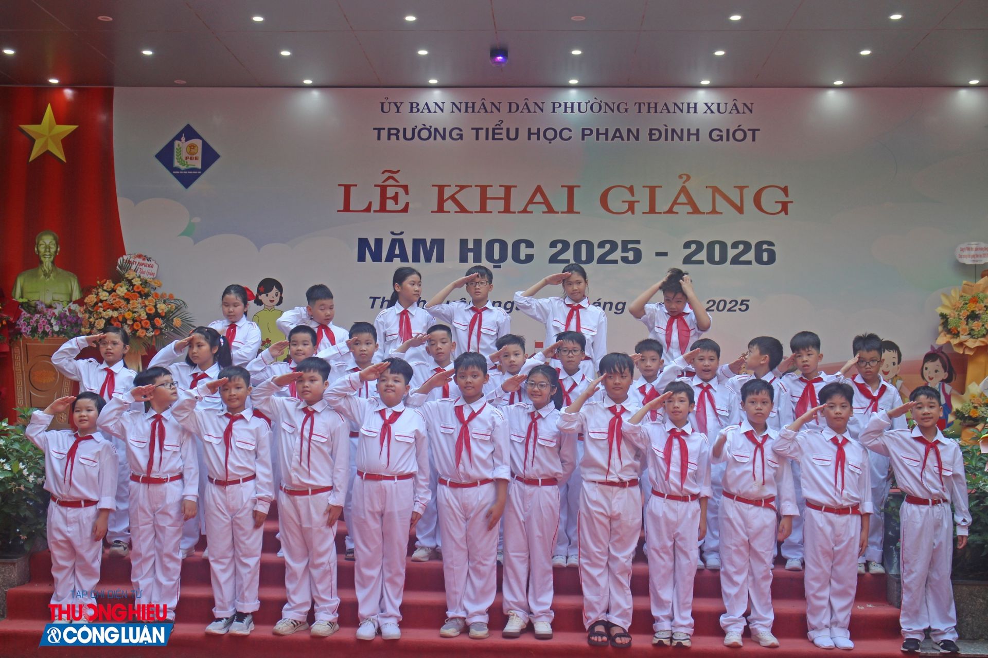 Đội trống nghi thức của trường chụp ảnh kỷ niệm sau phần biểu diễn chào mừng.