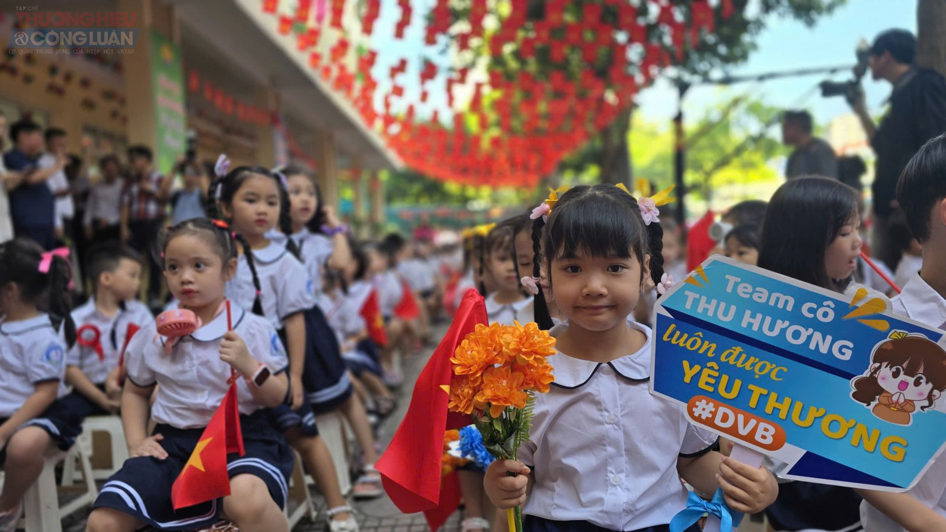 Ánh mặt rạng ngời của học sinh sinh trường tiểu học Dịch Vọng B trong ngày khai giảng Ánh mặt rạng ngời của học sinh sinh trường tiểu học Dịch Vọng B trong ngày khai giảng