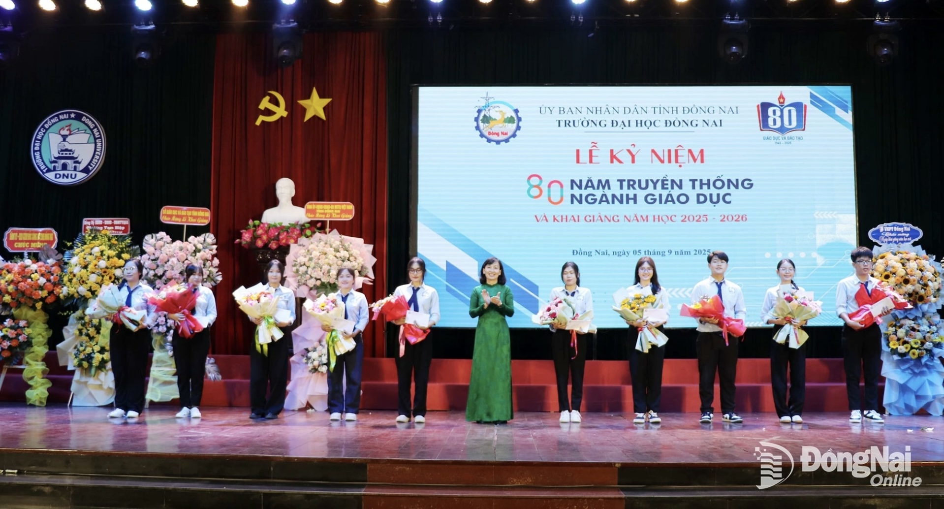 Bà Trương Thị Kim Huệ - Tỉnh ủy viên, Giám đốc Sở Giáo dục và Đào tạo tỉnh Đồng Nai trao học bổng cho sinh viên. Ảnh: Hải Yến