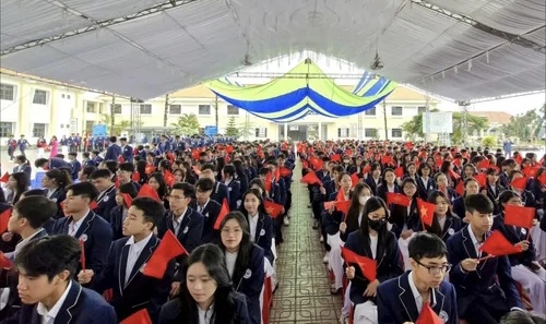Trường THPT Chuyên Bảo Lộc ngập tràn cờ đỏ sao vàng trong ngày khai giảng năm học mới