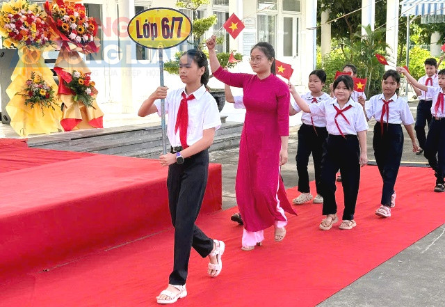 Đón tân học lớp 6 vào trường. Đón tân học lớp 6 vào trường.