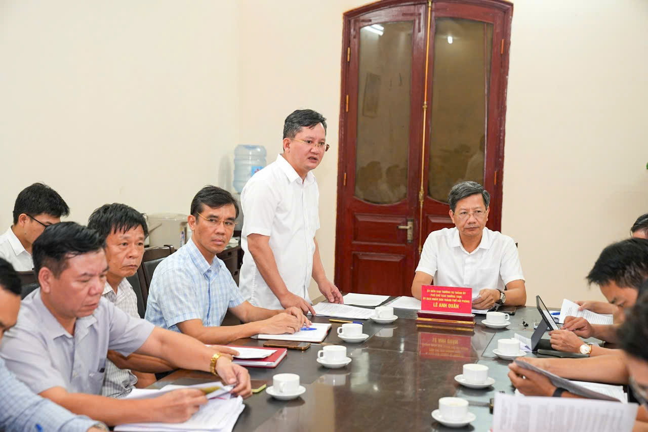 Phó Chánh Văn phòng UBND thành phố Trần Văn Thiện - Trưởng Ban Tiếp công dân thành phố phát biểu tại cuộc làm việc. Phó Chánh Văn phòng UBND thành phố Trần Văn Thiện - Trưởng Ban Tiếp công dân thành phố phát biểu tại cuộc làm việc.