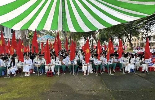 Học sinh Trường THPT Hùng Vương, xã Hoài Đức chuẩn bị bước vào Lễ khai giảng