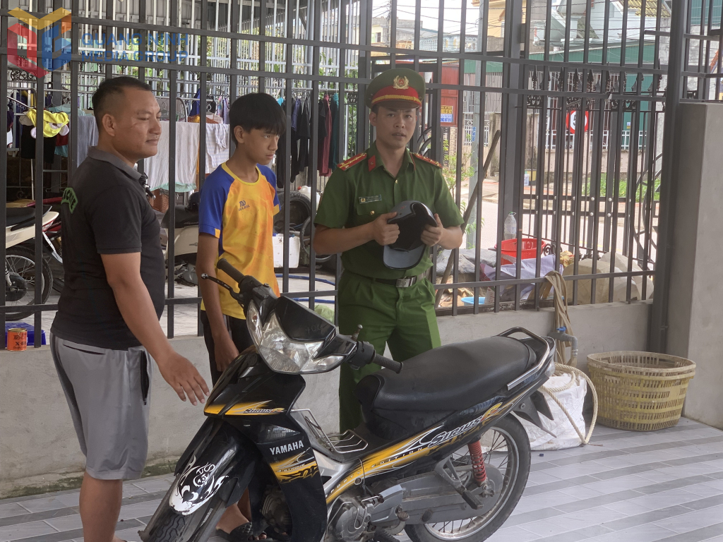 Công an xã Đầm Hà tuyên truyền nhắc nhở phụ huynh, học sinh nghiêm túc chấp hành Luật Trật tự, ATGT Đường bộ trước năm học mới 2025-2026.