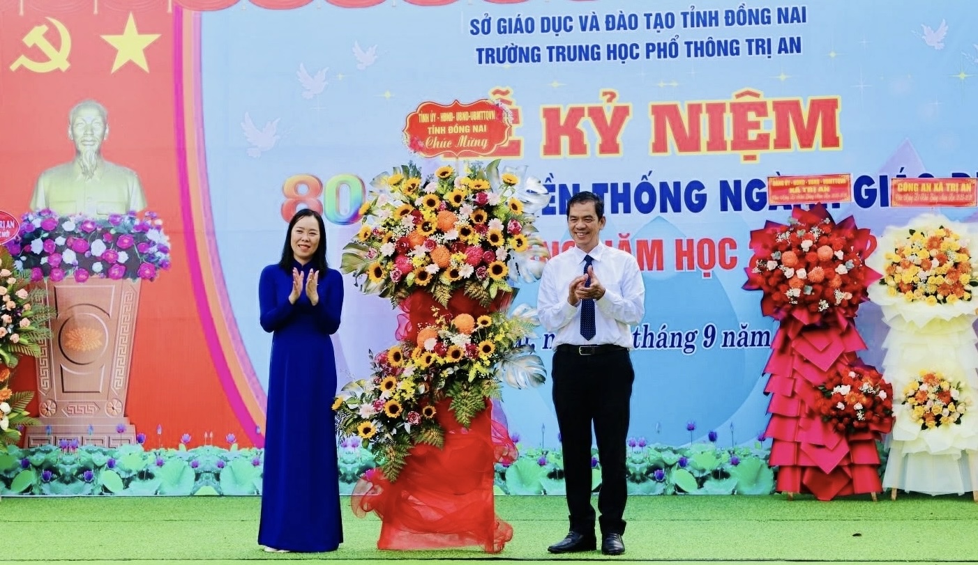 Ông Trần Trung Nhân - Ủy viên Ban Thường vụ Tỉnh ủy, Chủ nhiệm Ủy ban Kiểm tra Tỉnh ủy Đồng Nai tặng lẵng hoa chúc mừng toàn thể cán bộ, giáo viên, học sinh Trường THPT Trị An. Ảnh: B.Nguyên
